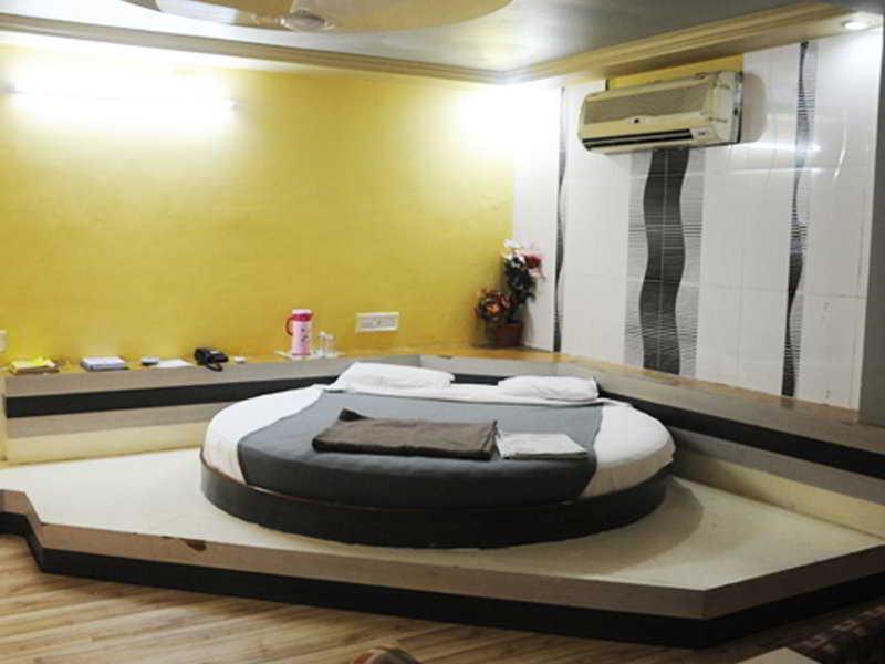 Neelkanth Paradise Hotel Ahmedabad Exterior foto
