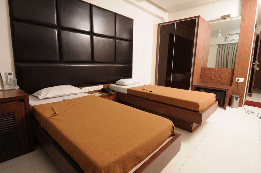 Neelkanth Paradise Hotel Ahmedabad Habitación foto